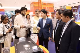 Doanh nghiệp cơ khí điện Tp. Hồ Chí Minh giới thiệu sản phẩm cho đối tác Ấn Độ trong khuôn khổ hội nghị. (Ảnh: Xuân Anh/TTXVN)