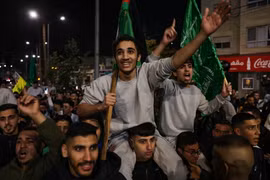 Các tù nhân Palestine được phóng thích từ các nhà tù của Israel ngày 26/11/2023. (Ảnh: AFP/TTXVN)