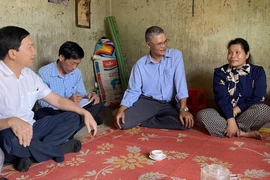 Lãnh đạo Lao động-Thương binh và Xã hội tỉnh Kon Tum thăm hỏi và động viên lao động Y Nghen. (Ảnh: TTXVN phát)