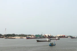 Tàu nối nhau vào nhận hàng từ cảng biển Cửa Việt, tỉnh Quảng Trị. (Ảnh: Nguyên Lý/TTXVN)