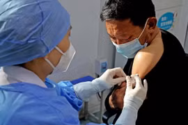 Nhân viên y tế tiêm vaccine ngừa bệnh cúm cho người dân tại tỉnh Giang Tô của Trung Quốc. (Ảnh: AFP/TTXVN)