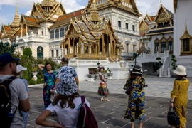 Khách du lịch tham quan Cung điện Hoàng gia Thái Lan ở thủ đô Bangkok. (Ảnh: AFP/TTXVN)