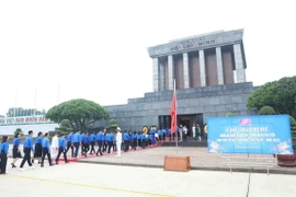 Thanh niên vào Lăng viếng Chủ tịch Hồ Chí Minh. (Ảnh: Minh Đức/TTXVN)
