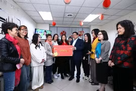 Thủ tướng thăm, kiểm tra công tác trực thông tin và chúc Tết tại TTXVN 