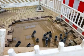 Các lỗ khoan có thể được nhìn thấy phía trước một tòa nhà chung cư ở Essen. (Nguồn: DPA)