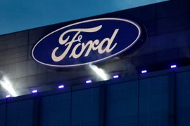 Biểu tượng hãng ô tô Ford tại trụ sở ở Dearborn, Michigan, Mỹ. (Ảnh: AFP/TTXVN)