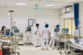Các y, bác sỹ Bệnh viện Giao thông Vận tải tập trung cấp cứu, điều trị cho các nạn nhân vụ cháy ngõ 43 đường Trung Kính. (Ảnh: Tuyết Mai/TTXVN)
