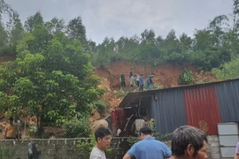 Các lực lượng chức năng triển khai công tác cứu hộ. (Ảnh: TTXVN phát)