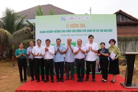 Lễ phát động trồng và chăm sóc vườn cây chuyên đề “Doanh nghiệp hưởng ứng cuộc vận động phủ xanh đô thị Thủ Dầu Một.” (Ảnh: Dương Chí Tưởng/TTXVN)