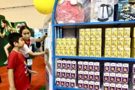 Đa dạng sản phẩm sữa thu hút khách hàng thiếu nhi tại triển lãm. (Ảnh: Mỹ Phương/TTXVN)