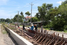 Dự án, công trình xây dựng đường Nguyễn Phúc Chu trên địa bàn thành phố Hà Tiên (Kiên Giang) đang giai đoạn thi công. Ảnh: Lê Huy Hải - TTXVN