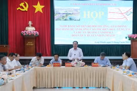 Ông Võ Tấn Đức, Quyền Chủ tịch UBND tỉnh Đồng Nai phát biểu tại cuộc họp. (Ảnh: Công Phong/TTXVN)