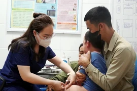 Cán bộ y tế tiêm huyết thanh kháng dại và vaccine phòng dại cho người dân. (Ảnh minh: TTXVN phát)