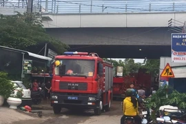 Phương tiện cứu hộ có mặt tại hiện trường. (Ảnh: Thanh Liêm/TTXVN)