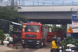 Phương tiện cứu hộ có mặt tại hiện trường. (Ảnh: Thanh Liêm/TTXVN)