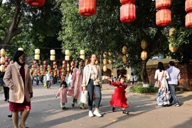 Khách du lịch tham quan Khu di tích Hoàng thành Thăng Long. (Ảnh: Trần Việt/TTXVN)
