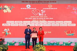 Trao tặng nhà Chữ thập đỏ với trị giá 70 triệu đồng tại quận Cầu Giấy. (Ảnh: Thanh Tùng/TTXVN)
