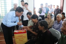 Chủ nhiệm Uỷ ban Kiểm tra Trung ương Trần Cẩm Tú tặng quà cho nhân dân xã Cao Đức, huyện Gia Bình, tỉnh Bắc Ninh. (Ảnh: Thanh Thương/TTXVN)