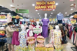 Hệ thống bán lẻ thuộc Liên hiệp Hợp tác xã Thương mại Thành phố Hồ Chí Minh (Saigon Co.op) thiết kế khu vực giới thiệu hàng hóa tham gia chương trình “Ngôi sao hàng Việt.” (Ảnh: Mỹ Phương/TTXVN)