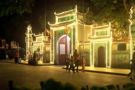 Người dân và du khách đến tham quan, chiêm bái tại đền Trần, thành phố Hưng Yên. (Ảnh: Đinh Văn Nhiều/TTXVN)