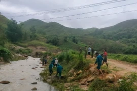 Các lực lượng tìm kiếm nạn nhân còn lại dọc theo khu vực suối xã Nậm Chày, huyện Văn Bàn, tỉnh Lào Cai. (Ảnh: TTXVN phát)