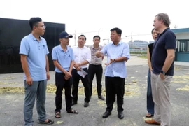 Ông Lê Trung Kiên, Trưởng Ban Quản lý Khu kinh tế Hải Phòng thăm hỏi các doanh nghiệp bị thiệt hại do bão số 3 gây ra. (Ảnh: Hoàng Ngọc/TTXVN)