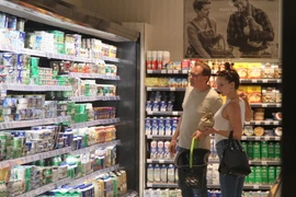 Người tiêu dùng mua sắm tại siêu thị ở Frankfurt, Đức. (Ảnh: THX/TTXVN)