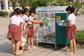 Học sinh tiểu học thành phố Huế đã biết phân loại rác và bỏ rác tái chế vào Ngôi nhà xanh. (Ảnh: Mai Trang/TTXVN)