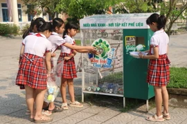 Học sinh tiểu học thành phố Huế đã biết phân loại rác và bỏ rác tái chế vào Ngôi nhà xanh. (Ảnh: Mai Trang/TTXVN)