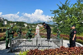 Đội tuần tra liên hợp số 1 Bộ đội Biên phòng tỉnh Lào Cai tiến hành kiểm tra cột mốc 101. (Nguồn: báo Quân đội Nhân dân)