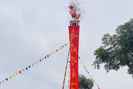 Lễ dựng cây nêu ngày Tết là phong tục truyền thống của người Việt, khi cây nêu được dựng lên là báo hiệu ngày Tết chính thức bắt đầu. (Ảnh: Hoa Mai/TTXVN)