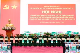Thượng tướng Võ Minh Lương trao Bằng khen tặng các tập thể có thành tích xuất sắc trong chỉ đạo, triển khai thực hiện các chế độ, chính sách và công tác bảo đảm làm nhiệm vụ tìm kiếm quy tập hài cốt liệt sỹ. (Ảnh: Hồng Pha/TTXVN phát)