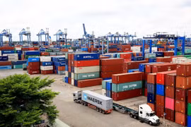 Vận chuyển hàng hóa xuất nhập khẩu tại Tân Cảng Cát Lái, thành phố Thủ Đức, Thành phố Hồ Chí Minh. (Ảnh: Hồng Đạt/TTXVN)