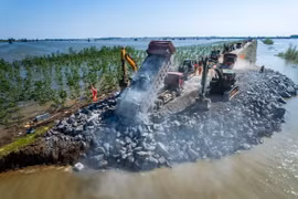 Lực lượng cứu hộ làm việc tại hiện trường vụ vỡ đê hồ Động Đình ở tỉnh Hồ Nam, miền Trung Trung Quốc ngày 6/7 vừa qua. (Ảnh: THX/TTXVN)