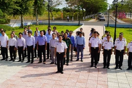 Đại diện các cơ quan báo chí tưởng niệm các Anh hùng Liệt sỹ đã hy sinh vì độc lập dân tộc tại Tượng đài khuôn viên văn hóa Vùng 2 Hải quân. (Nguồn: báo Bà Rịa-Vũng Tàu)