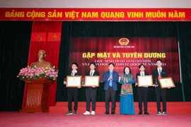 Bộ Giáo dục-Đào tạo gặp mặt, tuyên dương và khen thưởng học sinh đạt giải tại các kỳ thi Olympic Quốc tế. (Ảnh: Thanh Tùng/TTXVN)