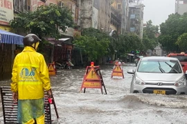 Phổ biến quy chế thi tại điểm thi Trường THPT Việt Đức, quận Hoàn Kiếm. (Ảnh: Nguyễn Cúc/TTXVN)