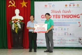 Trao tặng 30 phần quà cho học sinh, gia đình thương binh, liệt sỹ và có hoàn cảnh khó khăn trên địa bàn tỉnh Bến Tre. (Ảnh: Chương Đài/TTXVN)