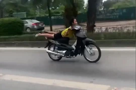 Truy tìm thanh niên nằm trên yên xe máy, lao vun vút trong làn BRT ở Hà Nội 