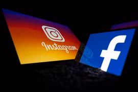 Biểu tượng của trang mạng xã hội Facebook và Instagram trên màn hình điện thoại thông minh và máy tính bảng ở Toulouse, Pháp. (Ảnh: AFP/TTXVN)