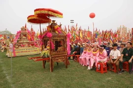 Đông đảo người dân và du khách thập phương thăm quan, trẩy hội Phủ Dầy năm 2023. (Ảnh: TTXVN)
