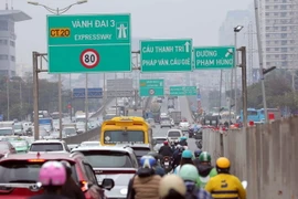 Lưu lượng giao thông tăng cao trên đường vành đai 3 Hà Nội ngày giáp Tết 