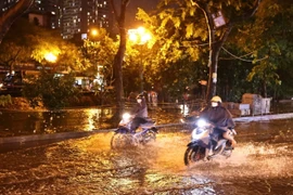 Mưa lớn kèm sấm sét liên tục, phố Hà Nội lại thành "biển nước"