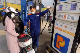 Người dân mua xăng, dầu tại một điểm kinh doanh trên địa bàn Hà Nội. (Ảnh: Trần Việt/TTXVN)