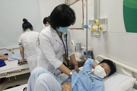 Bác sỹ Bệnh viện Đa khoa Sài gòn-Nha Trang thăm khám cho bệnh nhi nghi do ăn thức ăn ở quán cơm, phở gà ở đường Bà Triệu, thành phố Nha Trang, tỉnh Khánh Hòa. (Ảnh: TTXVN phát)