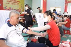 Người dân tham gia hiến máu. (Ảnh: Đinh Hương/TTXVN)