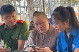 Đoàn thanh niên thường xuyên tổ chức các đợt ra quân tuyên truyền và hỗ trợ người dân cài đặt, kích hoạt định danh điện tử. (Ảnh minh họa: Đinh Hương/TTXVN)