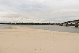 Luồng lạch ra, vào cửa biển Cửa Tùng bị bồi lấp gây khó khăn và tiềm ẩn nguy cơ mất an toàn cho tàu cá khi di chuyển. (Ảnh: Nguyên Lý/TTXVN)