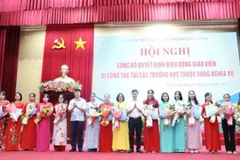 Lãnh đạo thành phố Hạ Long, tỉnh Quảng Ninh, trao quyết định điều động giáo viên đi công tác tại các trường học thuộc vùng nghĩa vụ. (Nguồn: Cổng thông tin Điện tử tỉnh Quảng Ninh)