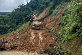 Sạt lở quốc lộ 4H gây chia cắt giao thông xã Mù Cả với trung tâm huyện Mường Tè, tỉnh Lai Châu, cắt đứt lưu thông giữa huyện Mường Tè và huyện Mường Nhé , tỉnh Điện Biên. (Ảnh: TTXVN phát)